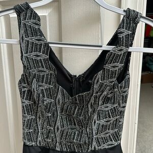 Stunning party dress - beautiful fit with scallop top